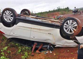 Mulher fica ferida após perder controle de carro em pista molhada no Piauí